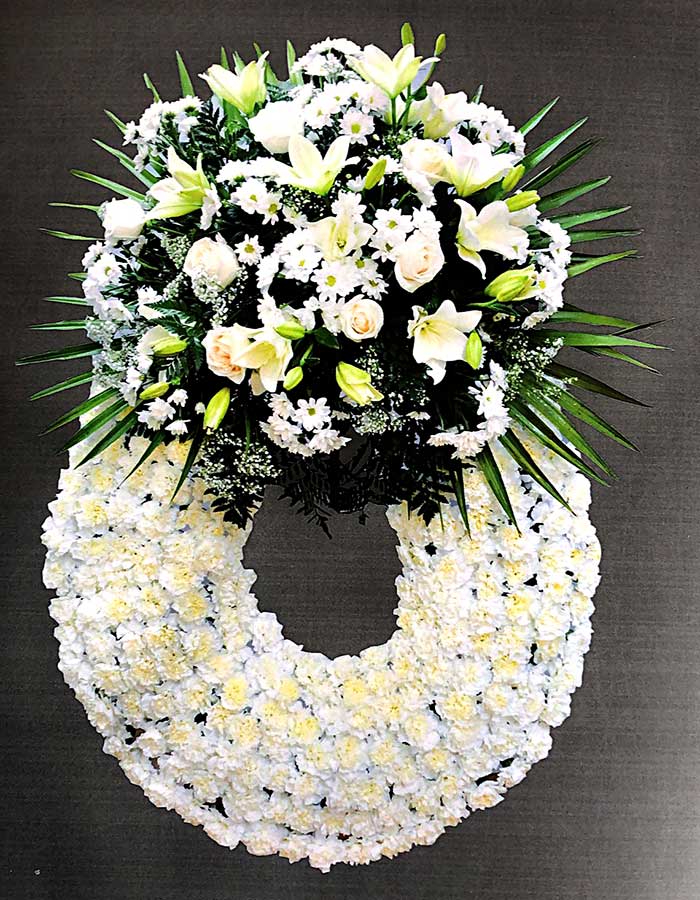 CORONA Nº 4 de claveles blancos y un cabezal blanco de flores